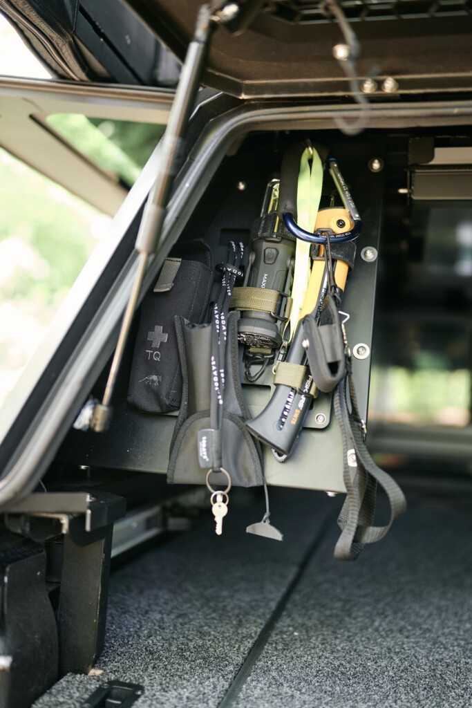 Ausrüstungs-Stauraum mit Bergematerial im Ford Ranger Platinum