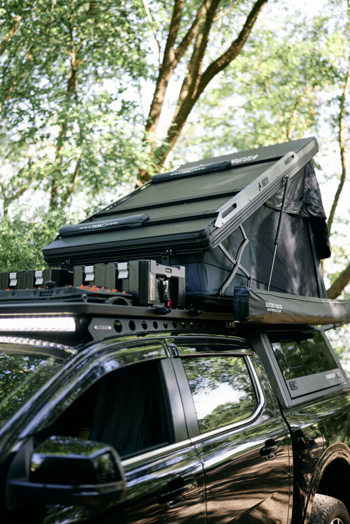 Ford Ranger Platinum mit aufgestelltem Dachzelt, Seitenansicht