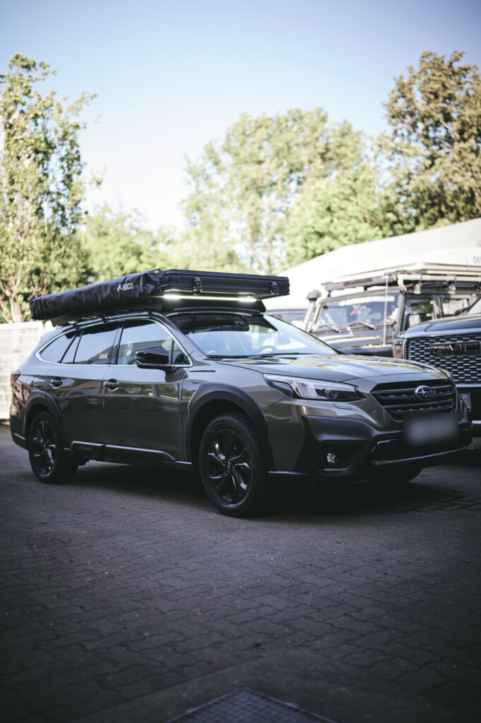 Subaru Outback mit Frontrunner Dachträger und Arcta Dachzelt