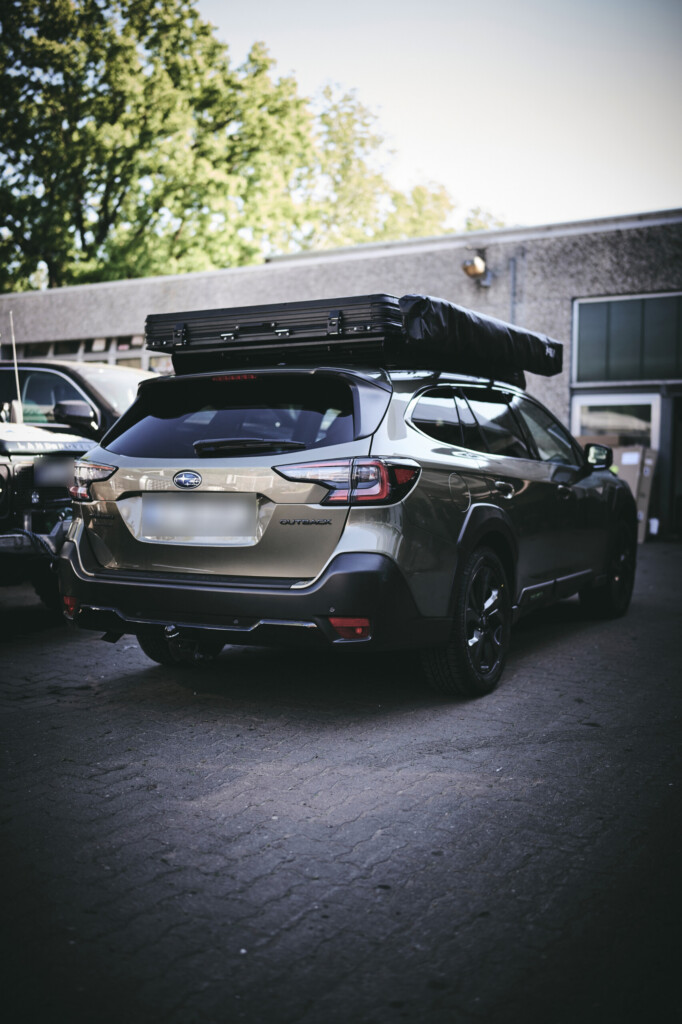 Subaru Outback mit Dachzelt und Markise, Heckansicht