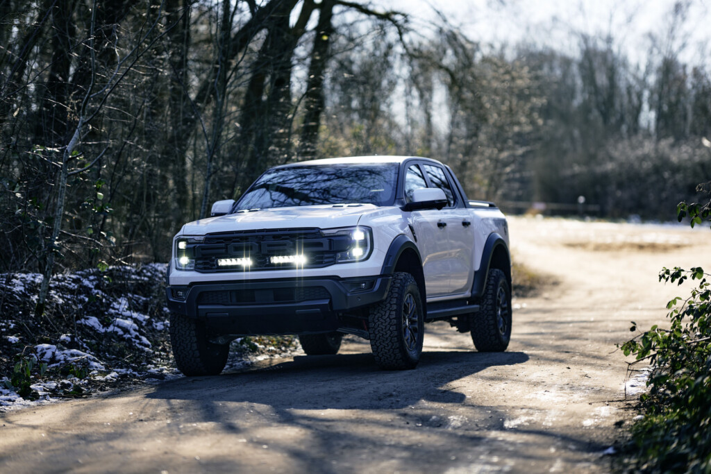 Ford Ranger Raptor in Weiß mit Zusatzbeleuchtung auf winterlichem Weg
