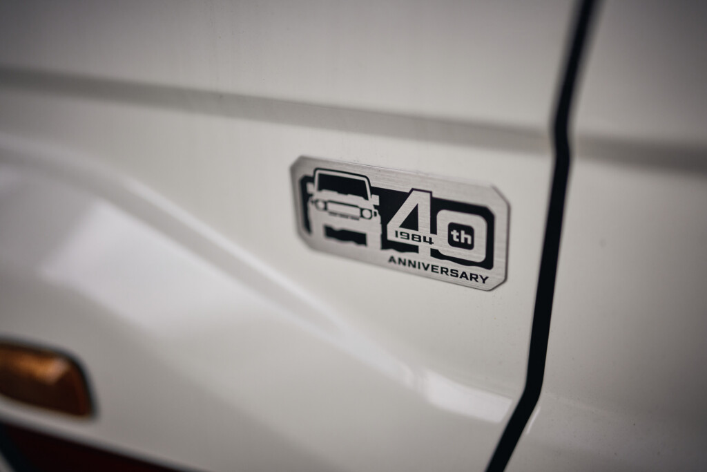 40th-Anniversary-Emblem am Toyota Land Cruiser GRJ71