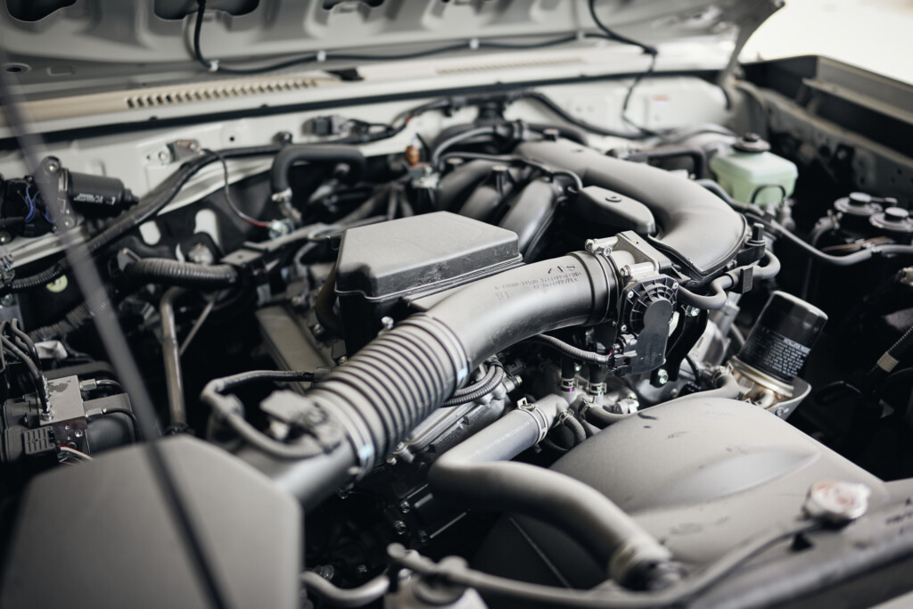 Motorraum des Toyota Land Cruiser GRJ71