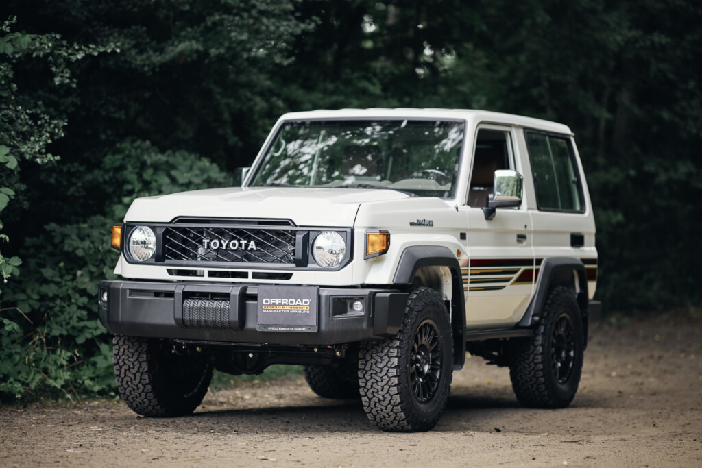 Toyota Land Cruiser GRJ71 in Weiß, Frontansicht im Wald