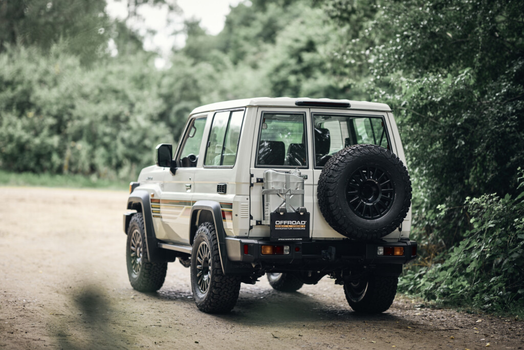 Toyota Land Cruiser GRJ71 von hinten mit Reserverad