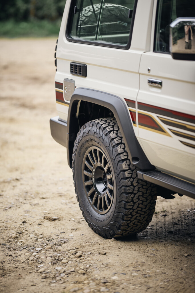 Seitenansicht des Toyota Land Cruiser GRJ71 mit OZ Racing Felge und Retro-Dekor