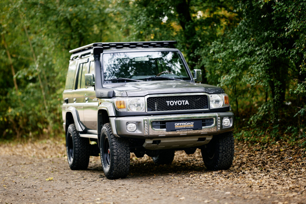 Toyota Land Cruiser GRJ76 in Grau, Frontansicht im Wald