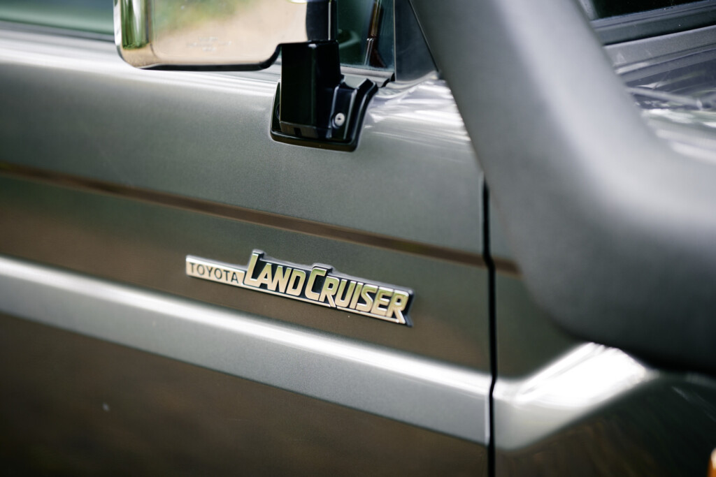 Land-Cruiser-Schriftzug am Toyota Land Cruiser GRJ76