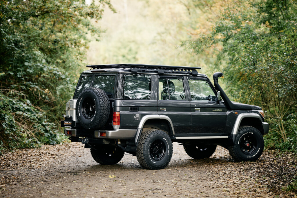 Toyota Land Cruiser GRJ76 mit Dachträger, Heckansicht