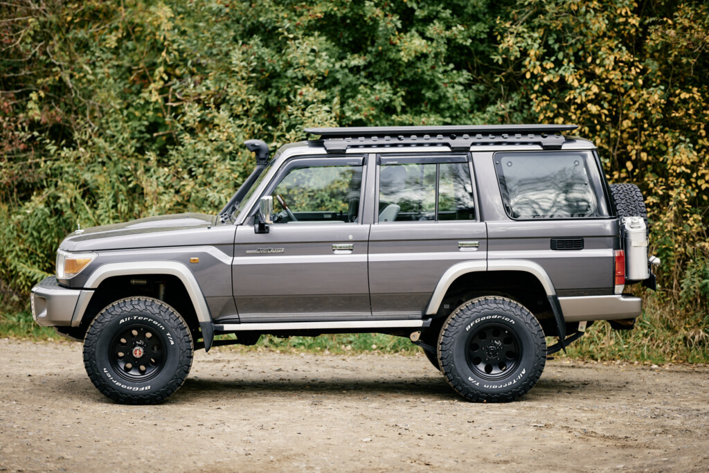 Toyota Land Cruiser GRJ76 mit Dachträger, Seitenansicht
