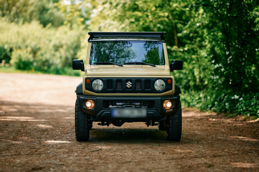 Suzuki Jimny GJ/HJ frontal auf Schotterweg
