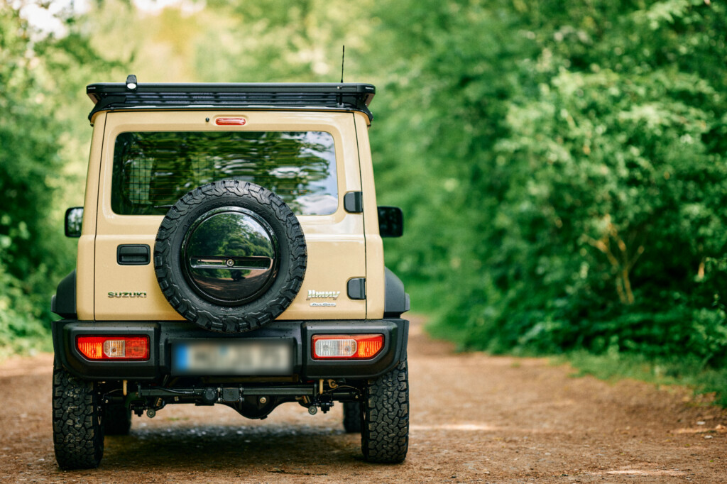Suzuki Jimny GJ/HJ von hinten mit Reserverad und Dachträger