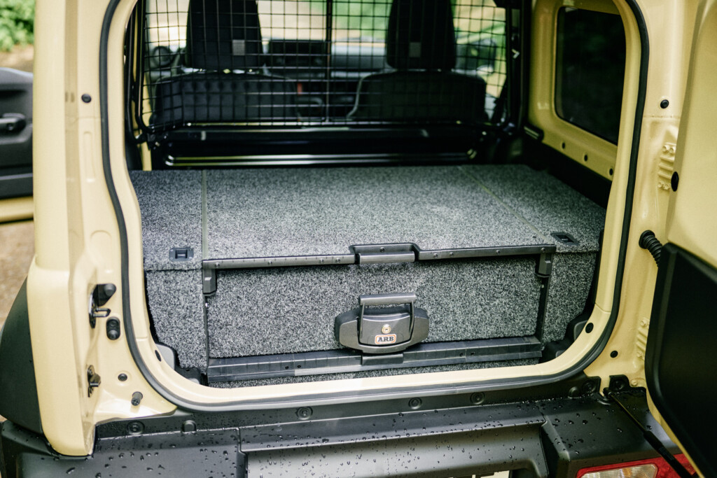Schubladensystem im Kofferraum des Suzuki Jimny GJ/HJ
