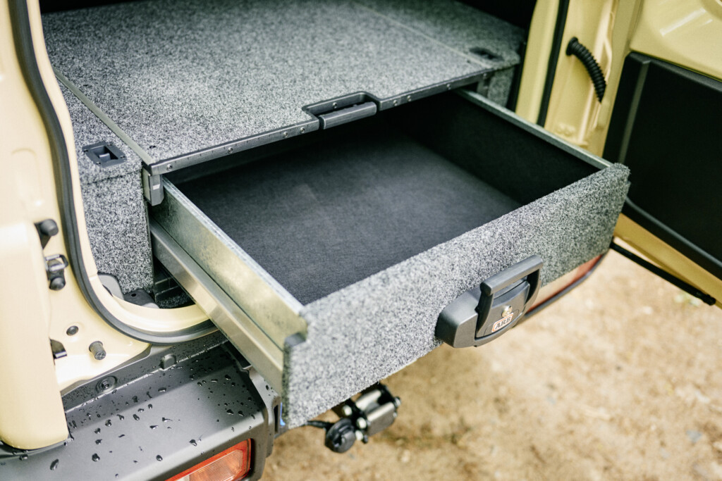 Ausgezogene Heckschublade im Suzuki Jimny GJ/HJ