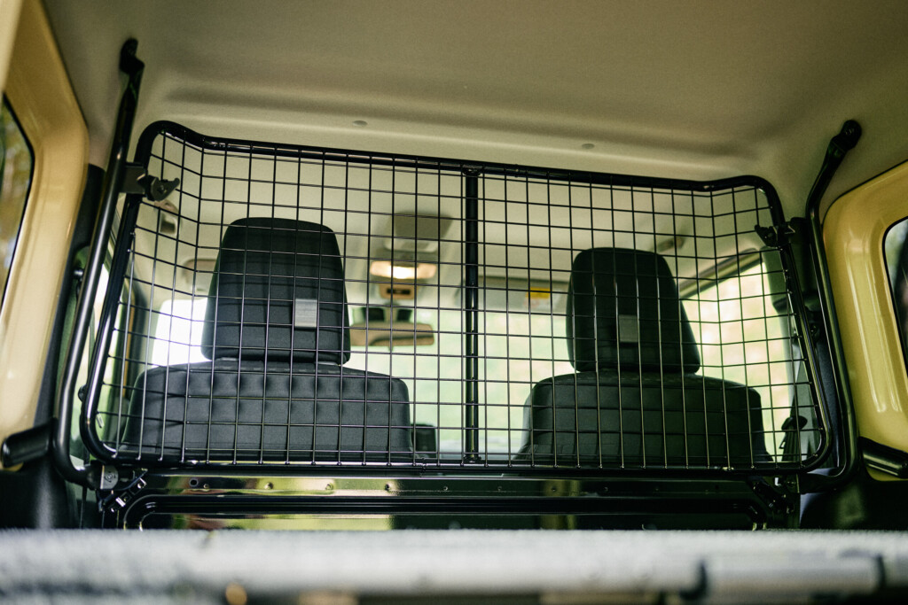 Trenngitter hinter den Sitzen im Suzuki Jimny GJ/HJ