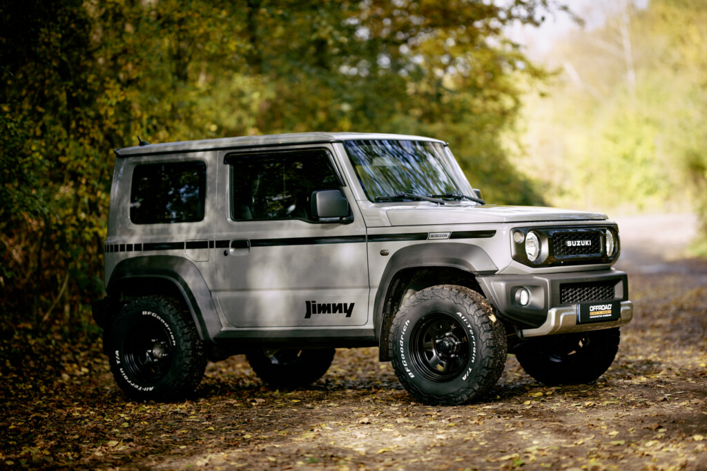 Suzuki Jimny HJ mit Geländereifen, Seitenansicht