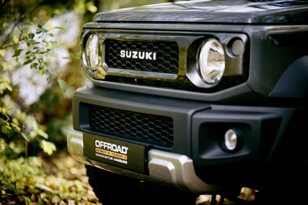 Front des Suzuki Jimny HJ mit Suzuki-Kühlergrill