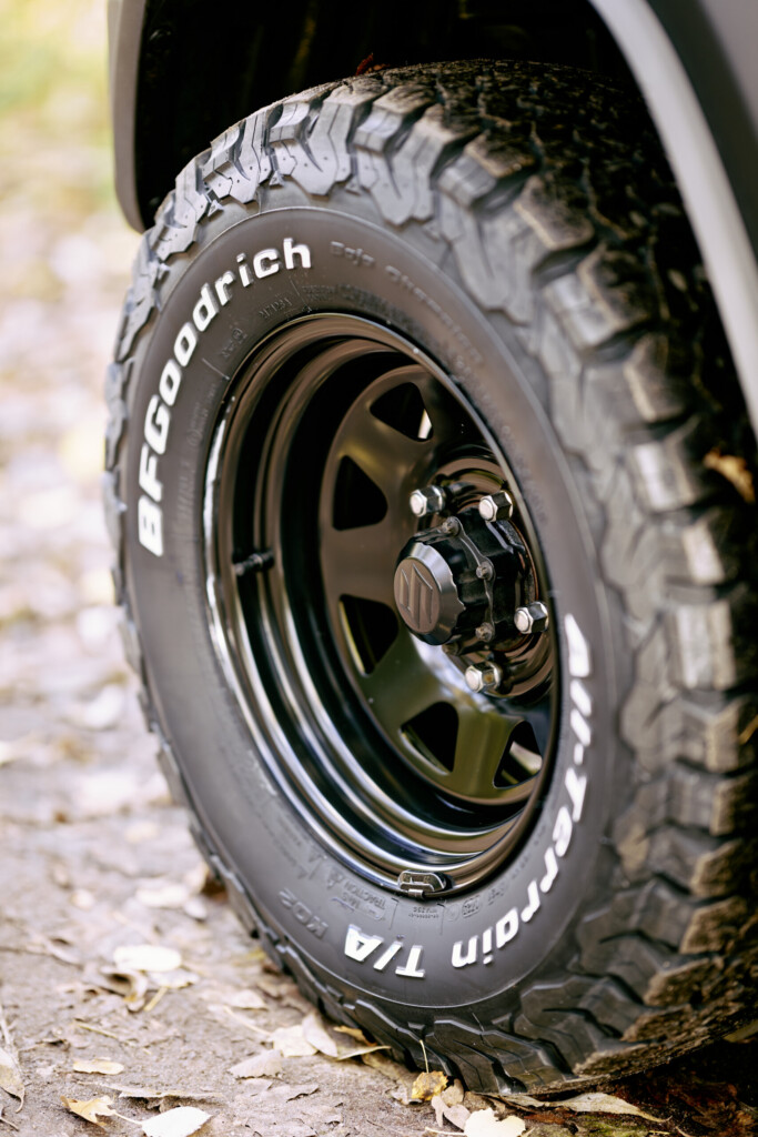 BF Goodrich All-Terrain KO2 auf schwarzer Felge am Suzuki Jimny HJ