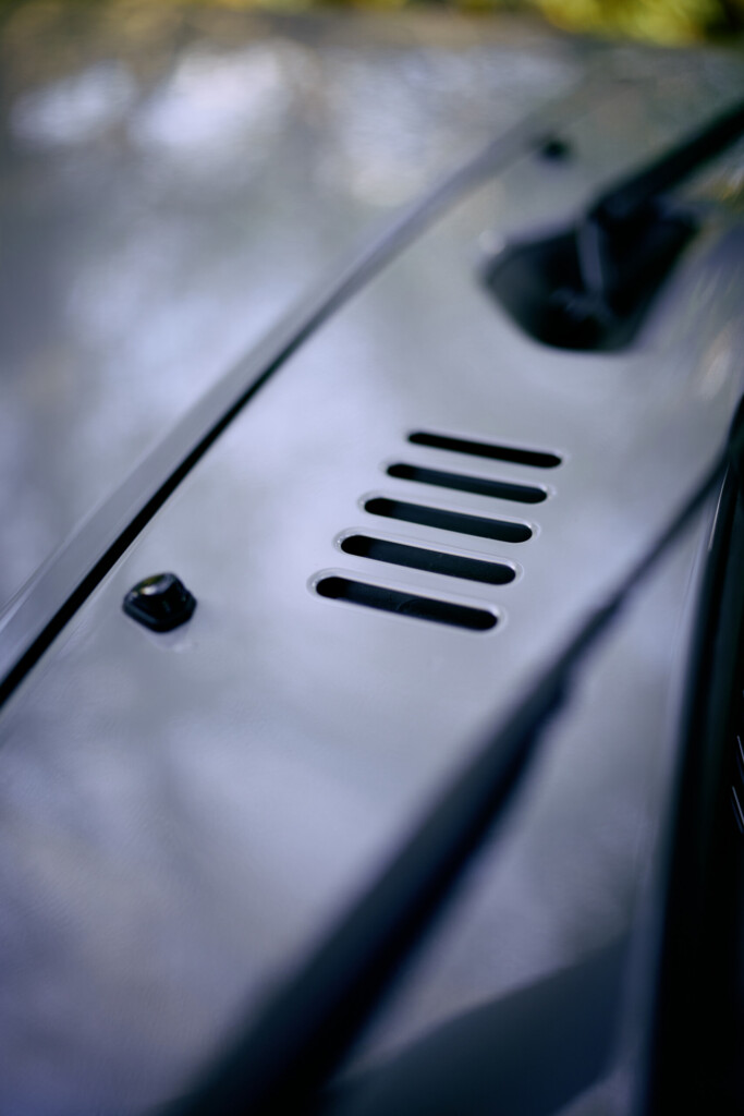 Motorhauben-Detail des Suzuki Jimny HJ