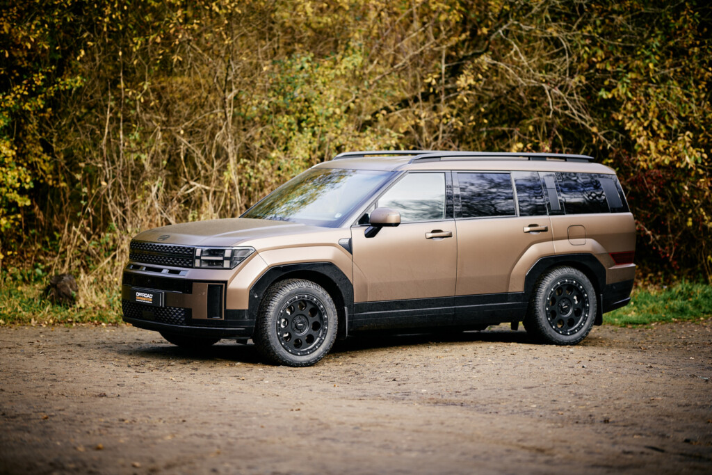 Hyundai Santa Fe in Bronze mit Offroad-Felgen, Seitenansicht