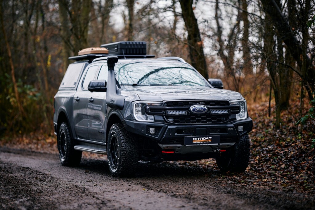 Ford Ranger Wildtrak mit Dachträger auf Waldweg, Frontansicht