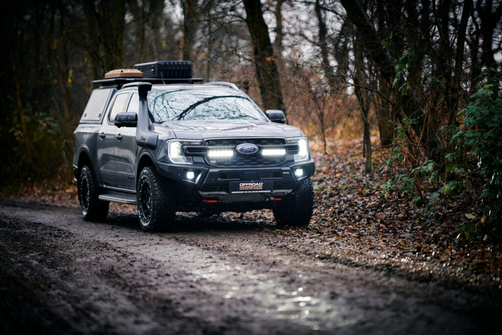 Ford Ranger Wildtrak mit eingeschalteten Zusatzscheinwerfern im Gelände
