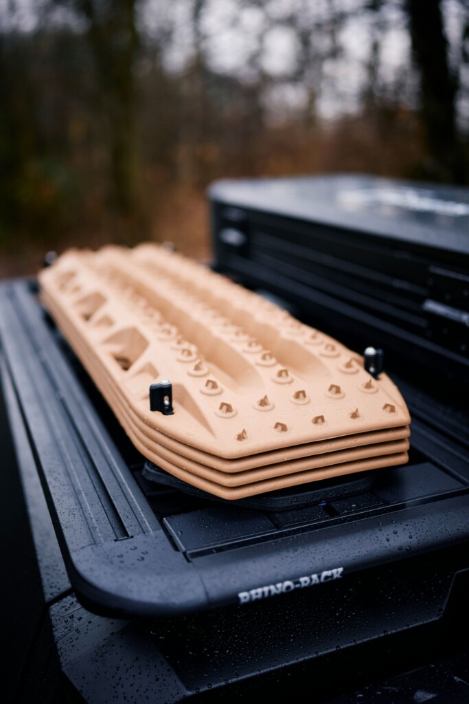 Maxtrax Bergebretter auf dem Rhino-Rack Dachträger des Ford Ranger Wildtrak
