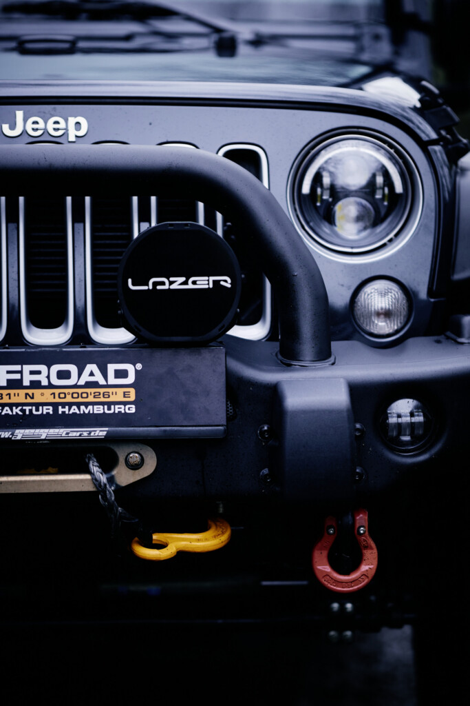 Front des Jeep Wrangler JKU mit Lazer-Scheinwerfern und Seilwinde