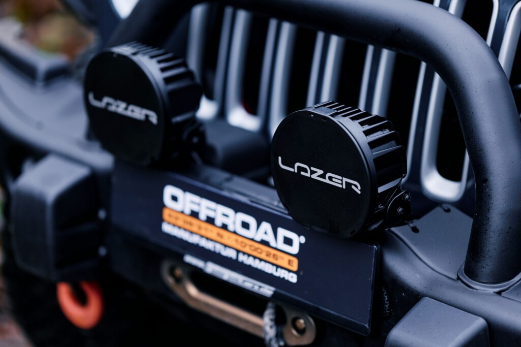 Jeep Wrangler JKU mit Lazer Sentinel Zusatzscheinwerfern an der Frontstoßstange