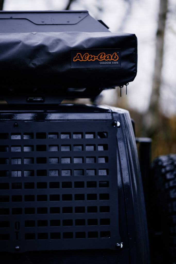 Front Runner Dachträger mit Molle-Panel und Alu-Cab Dachzelt am Jeep Wrangler