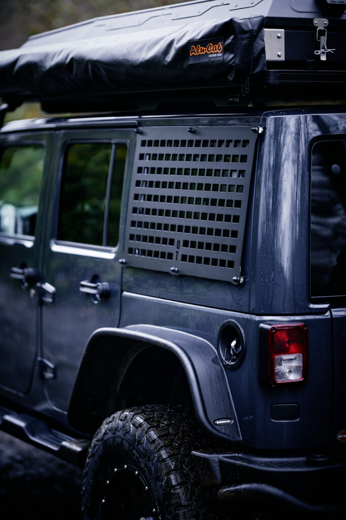 Jeep Wrangler JKU mit Molleplatten und Alu-Cab Dachzelt, Seitenansicht