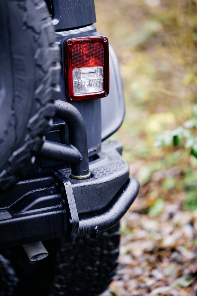 Heckleuchte und Geländereifen am Jeep Wrangler JKU