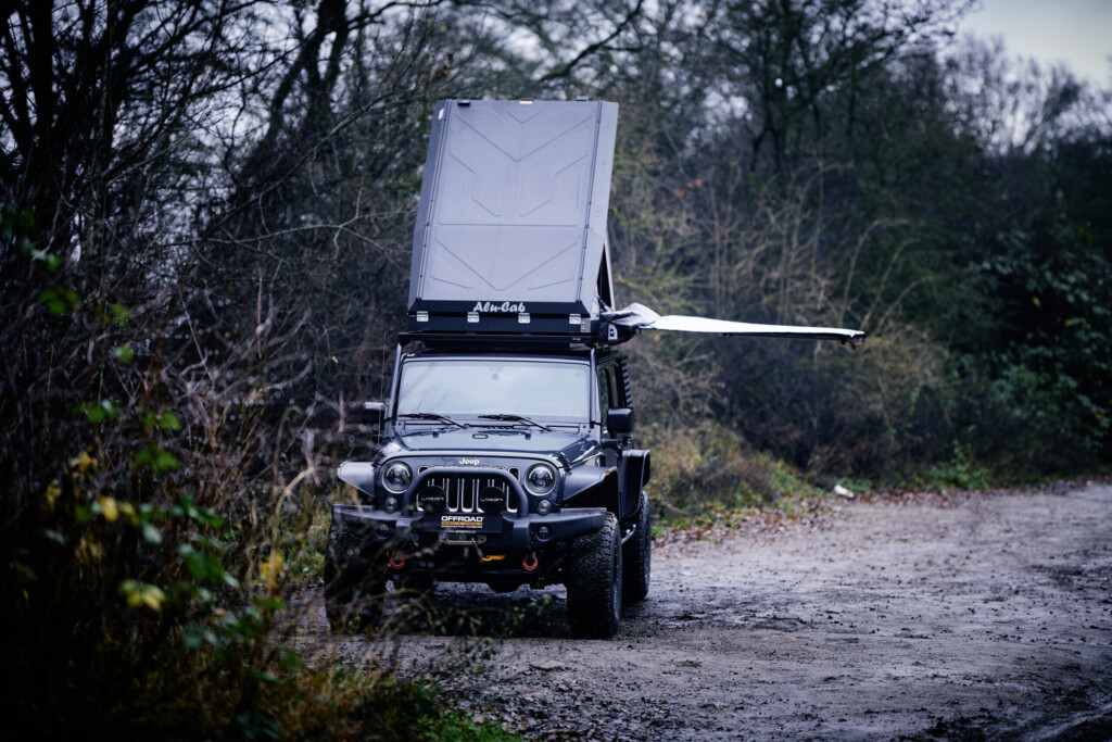 Jeep Wrangler JKU mit Alu-Cab Shadow-Awn Markise und Dachzelt