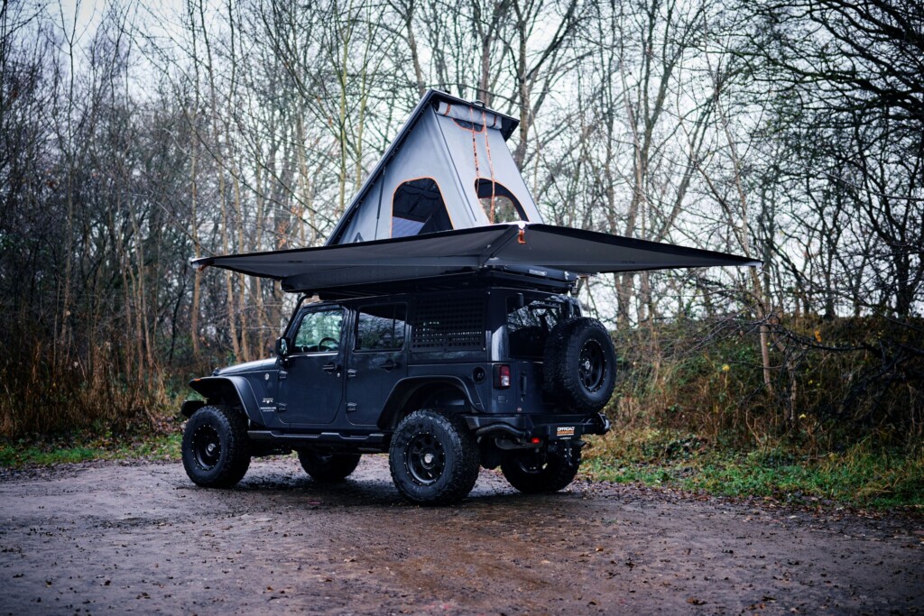 Jeep Wrangler JKU mit aufgestelltem Alu-Cab Dachzelt und Markise