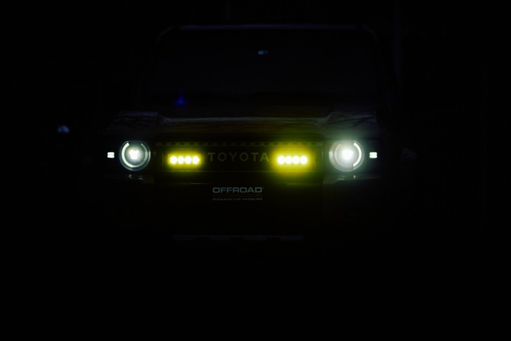 Toyota Land Cruiser 250 mit Lazer-Scheinwerfern bei Dunkelheit