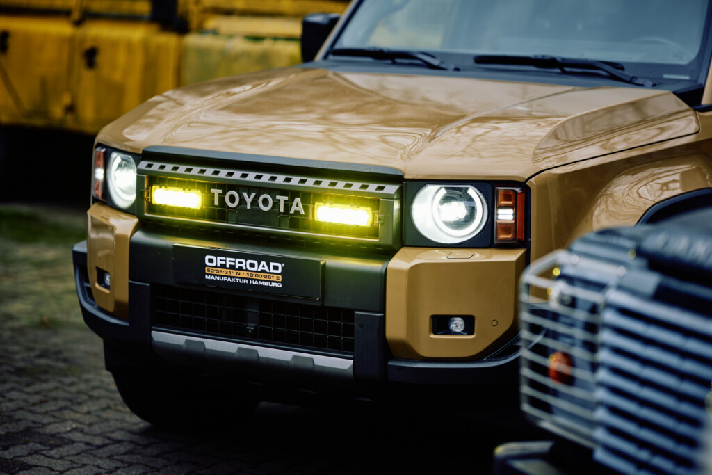Toyota Land Cruiser 250 mit eingeschalteter Lazer-Frontbeleuchtung
