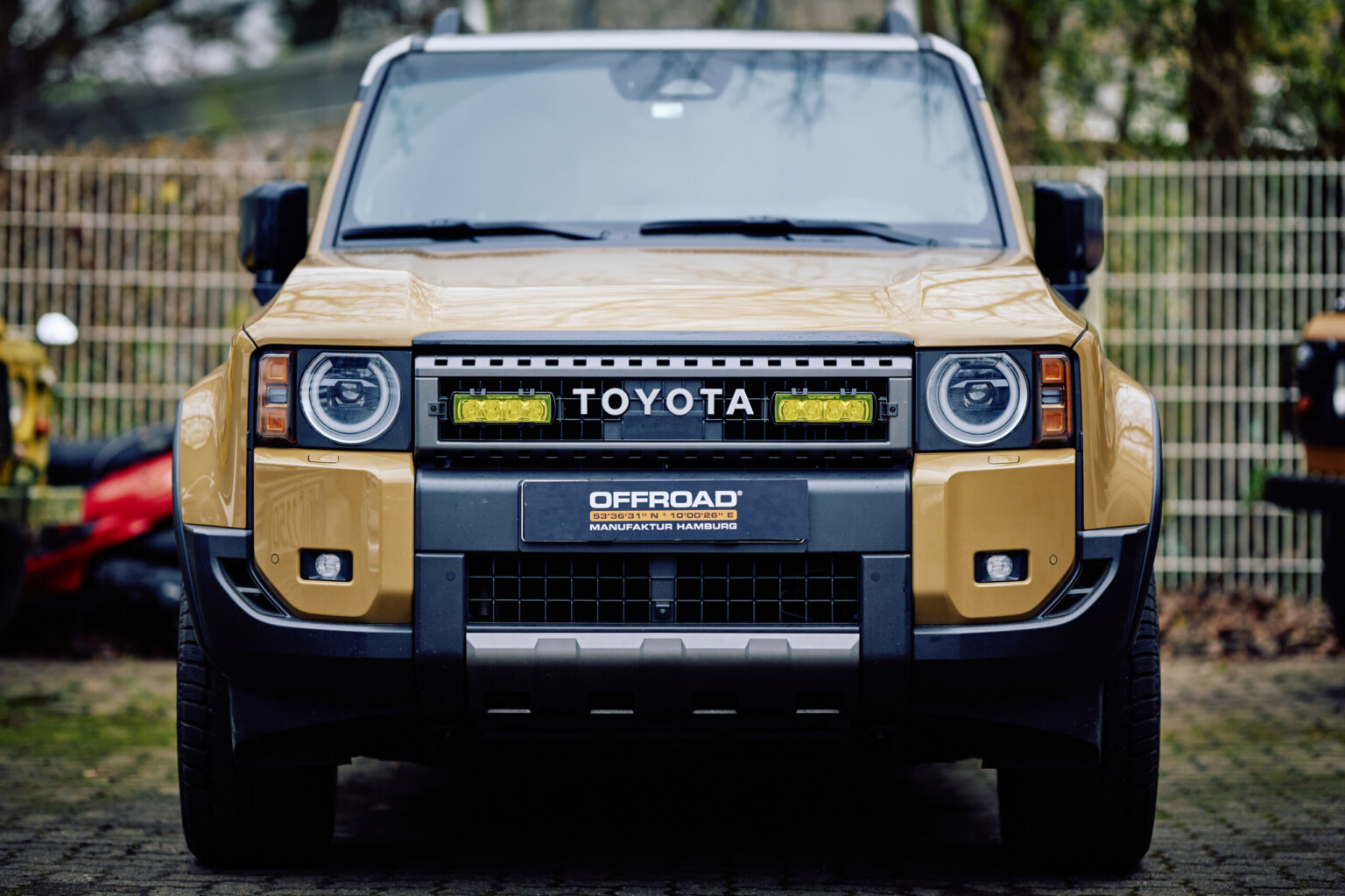 Toyota Land Cruiser 250 in Bronze, Frontansicht mit Zusatzbeleuchtung