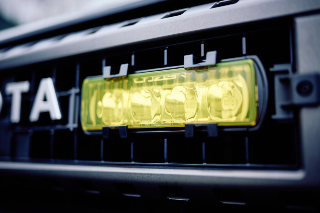 Lazer ST4 Evolution Zusatzscheinwerfer im Grill des Land Cruiser 250