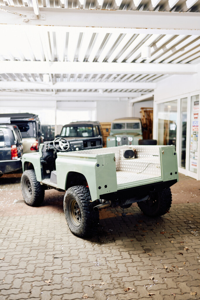 Restaurierter Land Rover Defender 90 Td5 in Grasmere Green in der Werkstatt