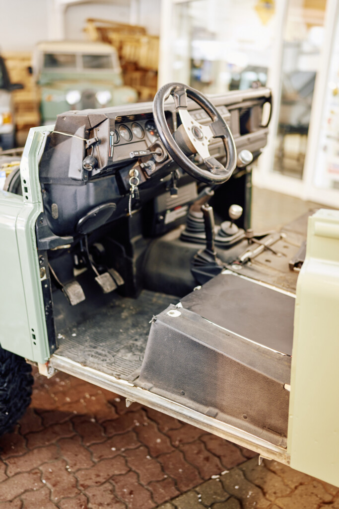 Land Rover Defender 90 im Innenausbau während der Restauration