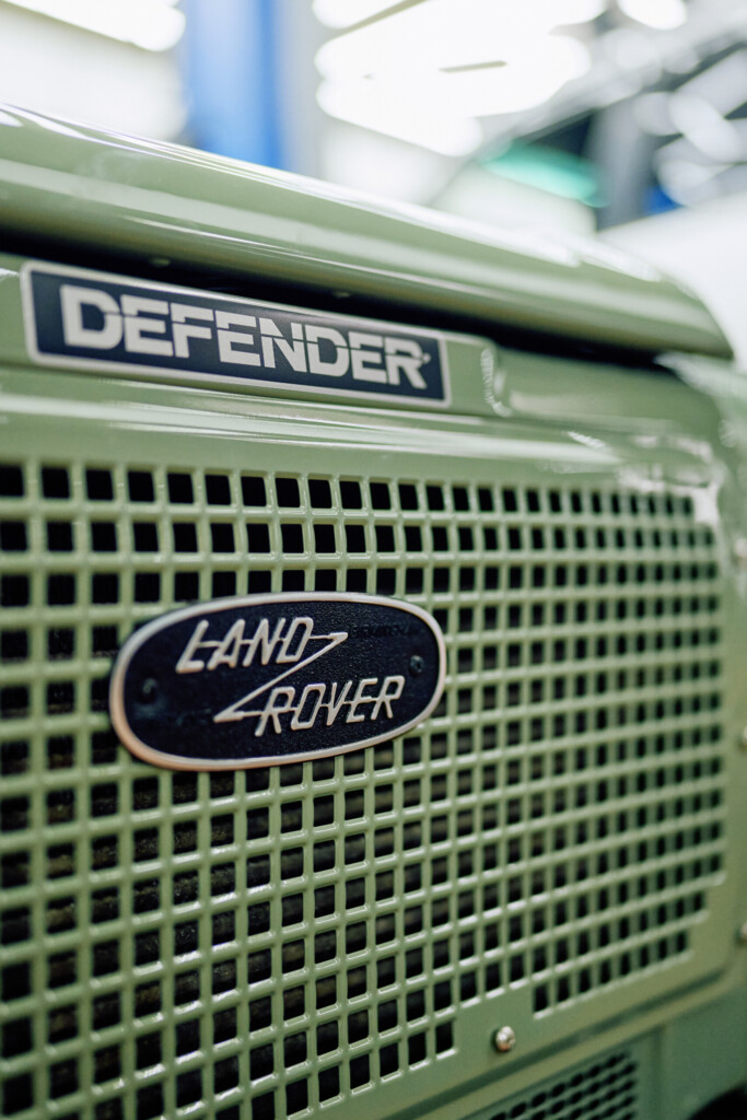 Heritage-Kühlergrill des Land Rover Defender 90 mit Land-Rover-Emblem