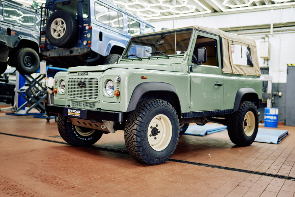 Restaurierter Land Rover Defender 90 Td5 in Grasmere Green, Seitenansicht
