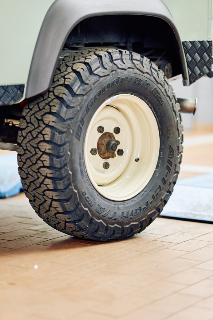 ANR Classic Stahlfelge in Limestone mit BF Goodrich KO3 am Defender 90