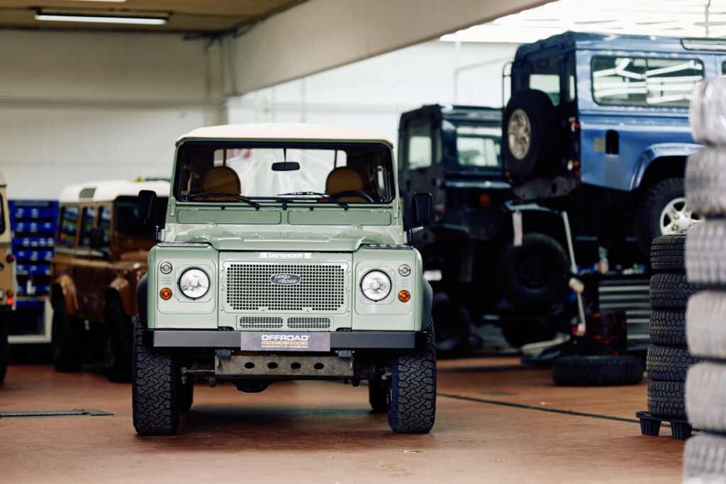 Restaurierter Land Rover Defender 90 frontal mit Heritage-Front