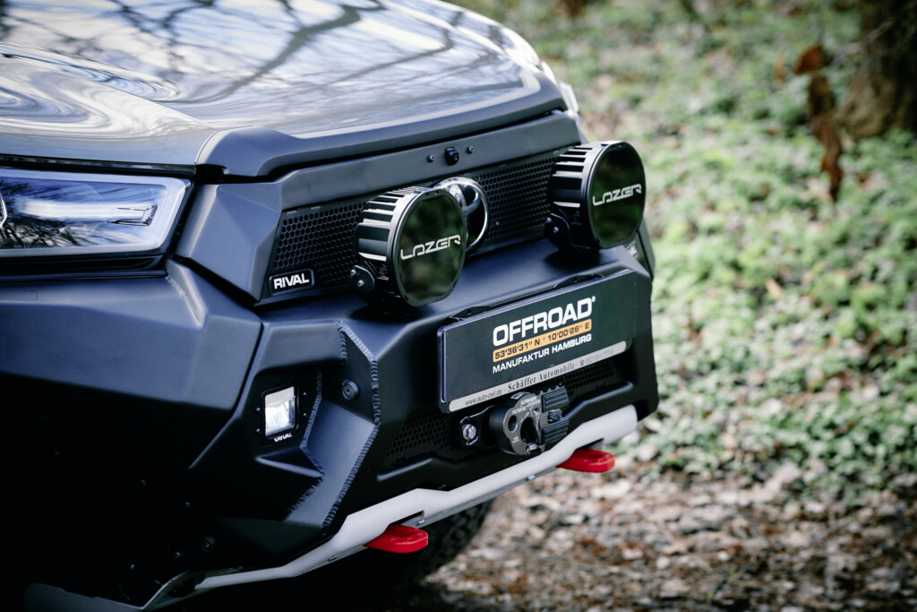 Toyota Hilux mit Rival Frontstoßstange und Lazer-Zusatzscheinwerfern