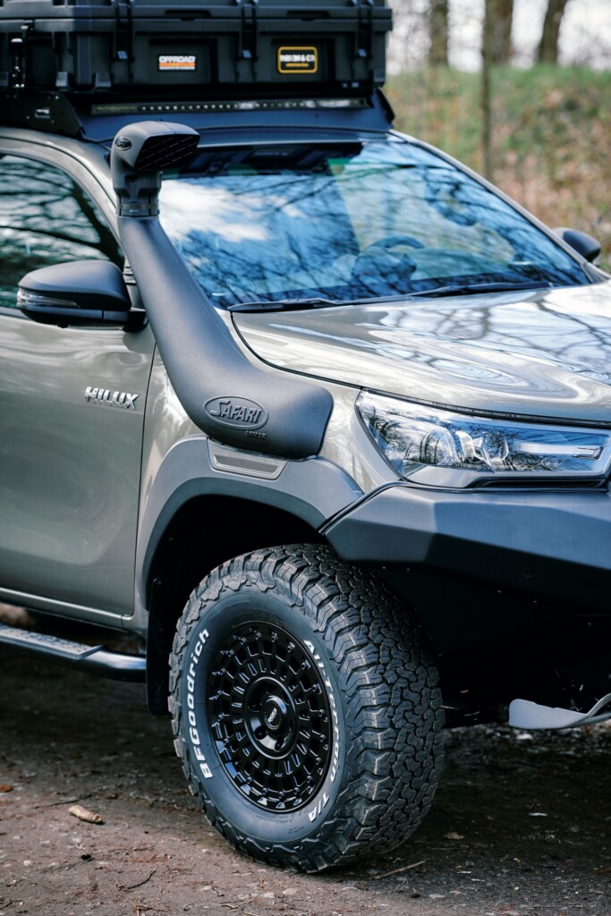 Toyota Hilux mit Frontrunner Dachträger und Geländereifen, Frontansicht