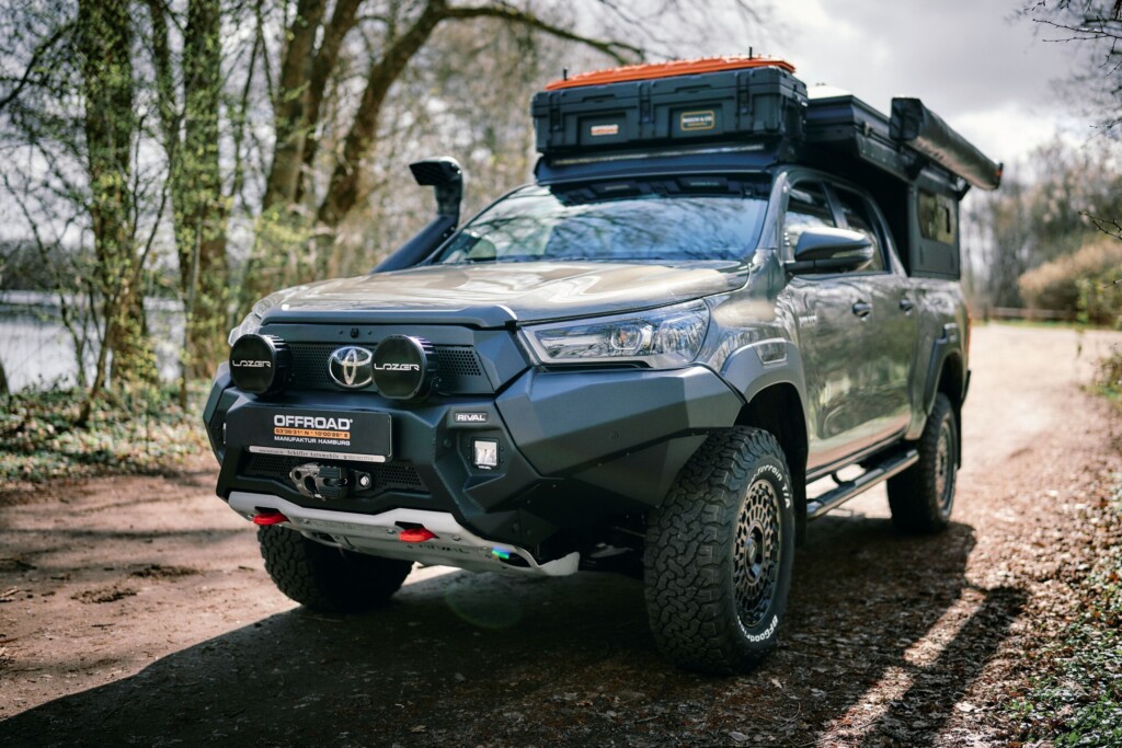 Toyota Hilux mit Safari-Schnorchel und Dachträger, Frontansicht