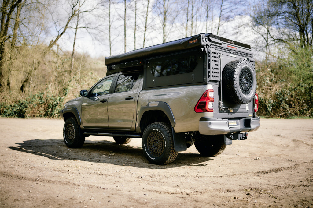 Toyota Hilux mit Alu-Cab ModCap Wohnkabine, Heckansicht