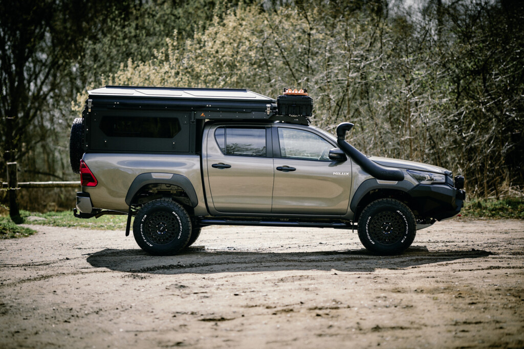 Toyota Hilux mit Alu-Cab ModCap Family Wohnkabine, Seitenansicht