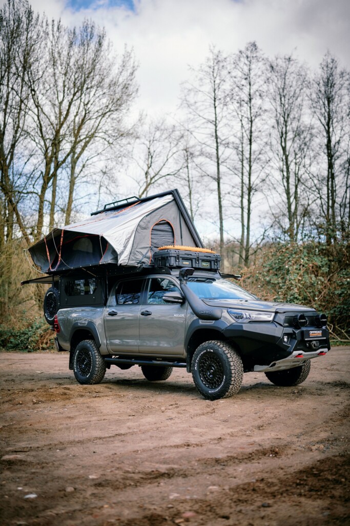 Toyota Hilux mit geöffneter Alu-Cab ModCap Wohnkabine und Dachzelt